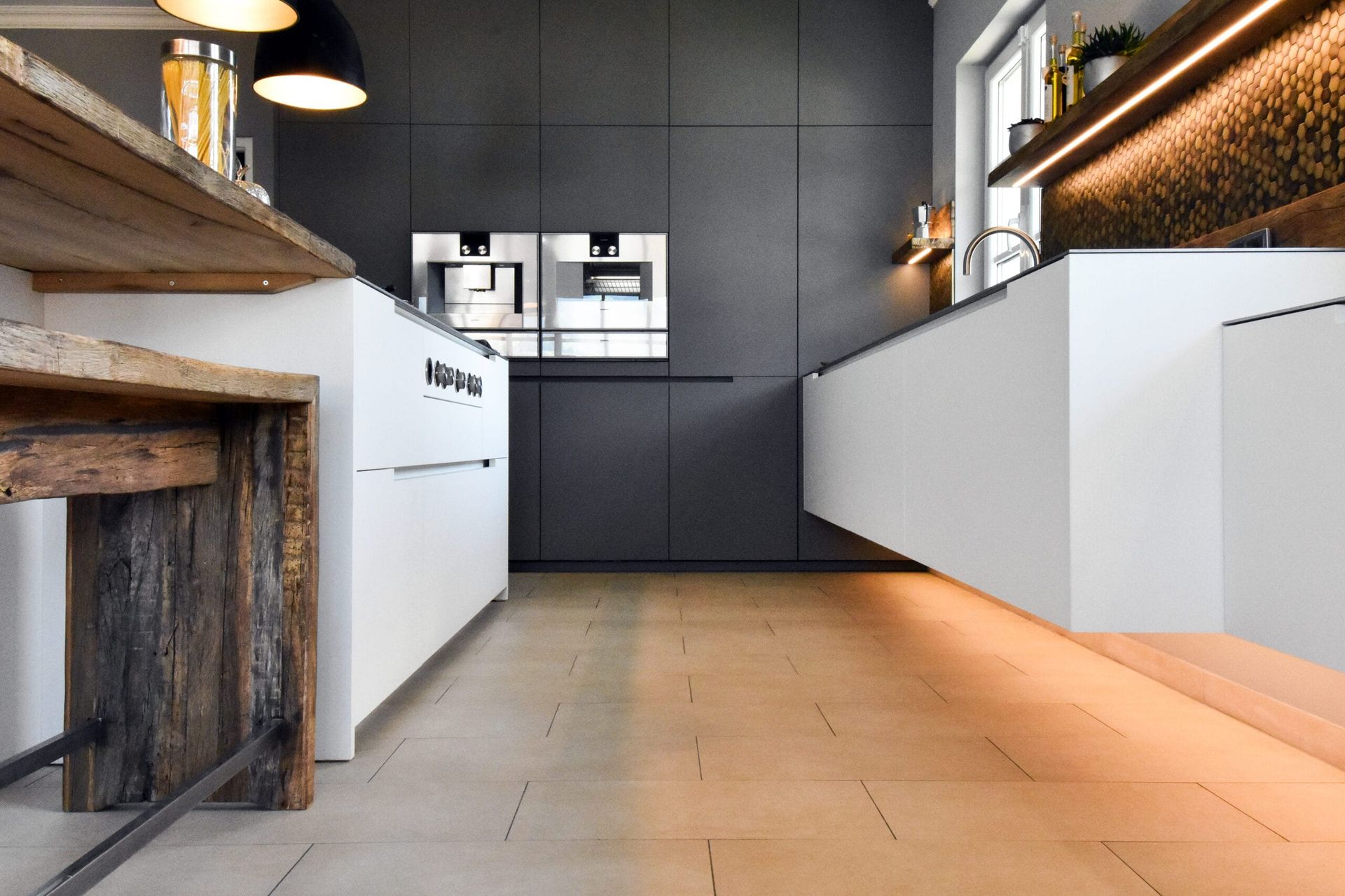 Moderne Küche mit Holzdetails und stilvollem Design.