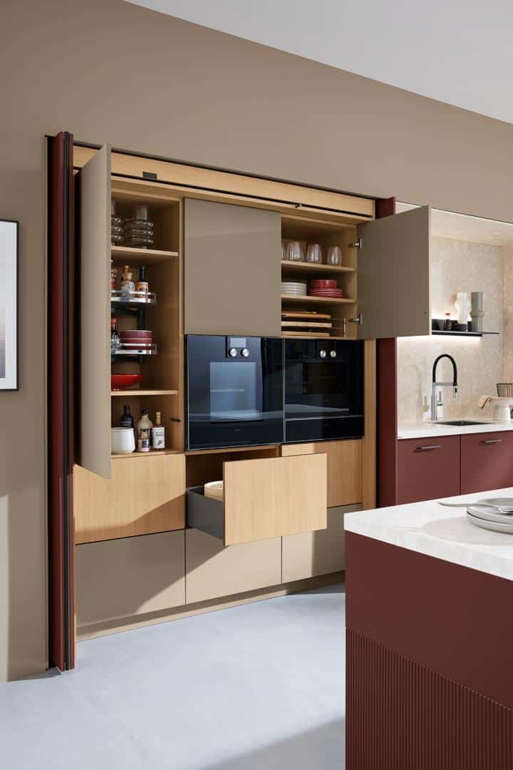 Moderne Küchenschränke mit offenen Türen und Schubladen.