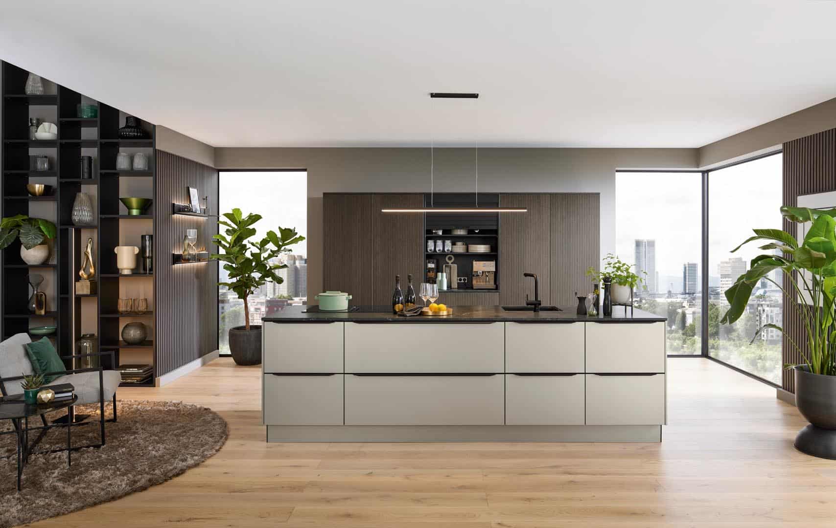 Moderne Küche mit großem Inselblock und Stadtblick.