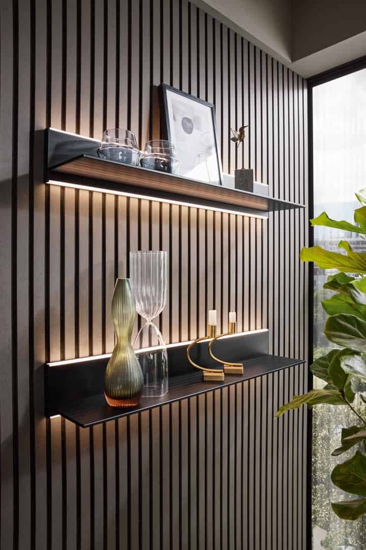 Beleuchtetes Regal mit Dekor auf Holzpaneelwand