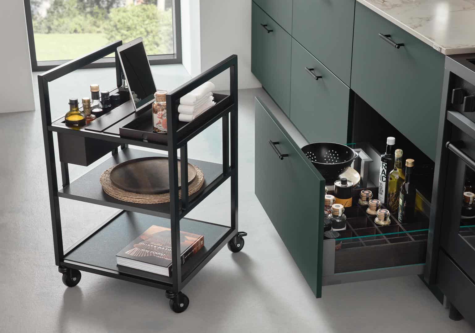 Moderner Küchenwagen neben offenem Küchenschrank.