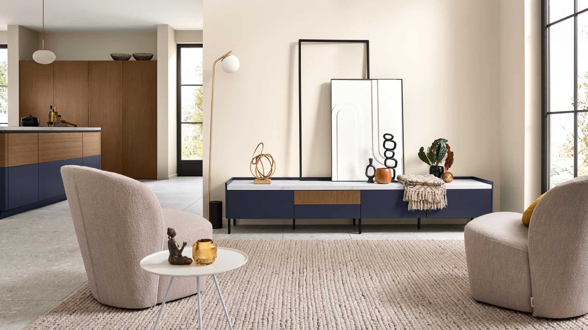 Modernes Wohnzimmer mit stilvollem Design und Dekoration.