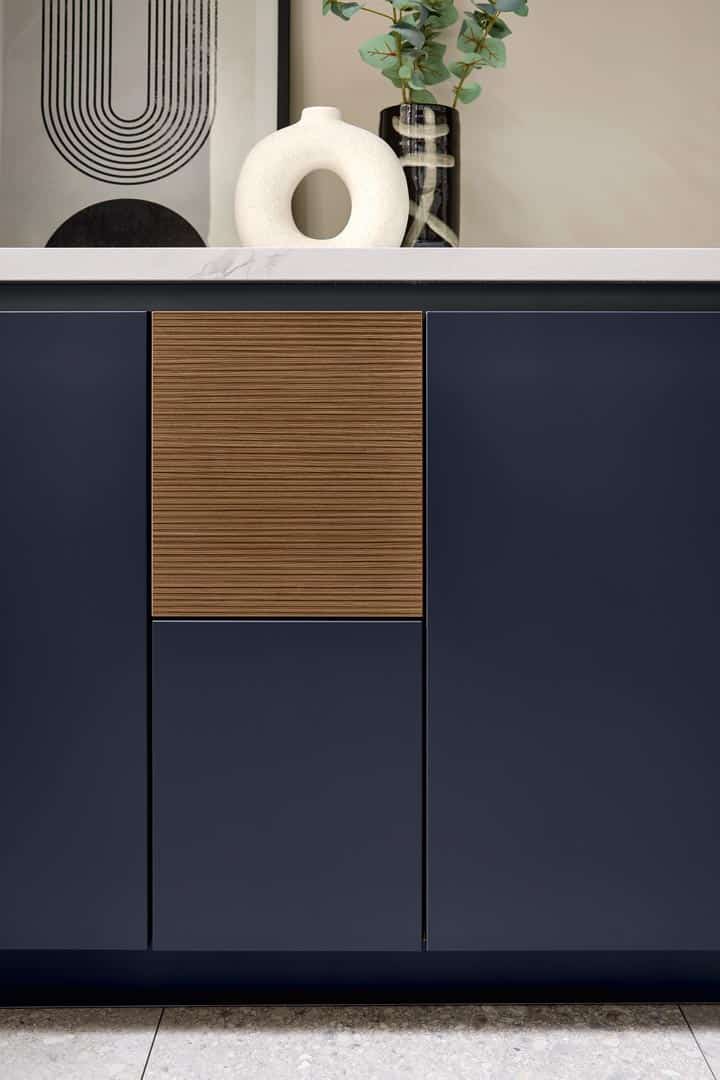 Moderne Küchenkombination mit Vase und Kunstobjekt.