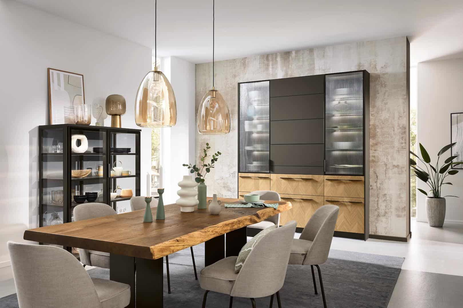 Modernes Esszimmer mit Holztisch und Designerleuchten