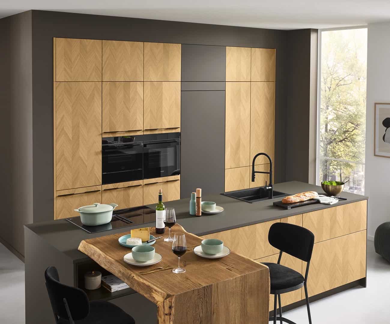 Moderne Küche mit Holzverkleidung und Esstheke