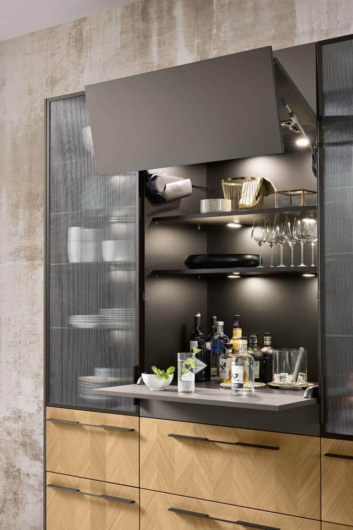 Moderne Hausbar mit Glasregalen und Flaschen