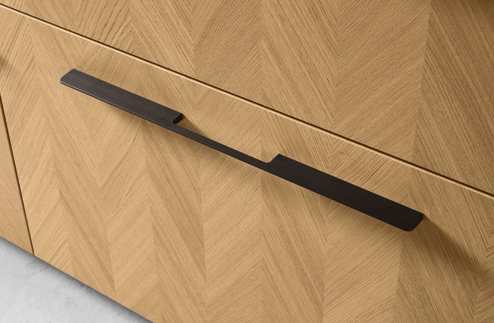 Holzschublade mit schwarzem Griff in Fischgrätmuster
