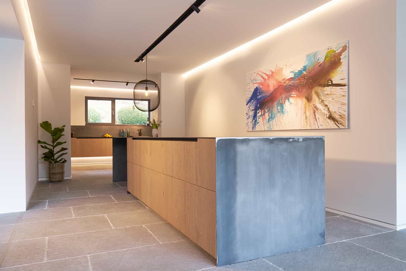 Moderne Küche mit abstraktem Kunstwerk an der Wand.