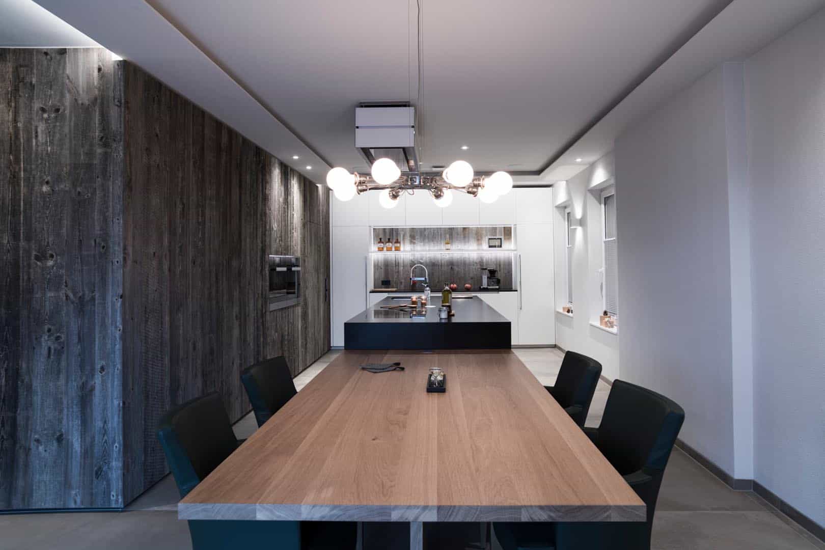 Moderne Küche mit Holztisch und Hängelampe