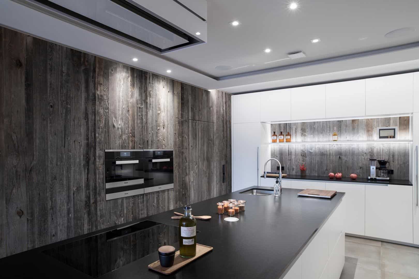 Moderne Küche mit Holzverkleidung und Einbaugeräten