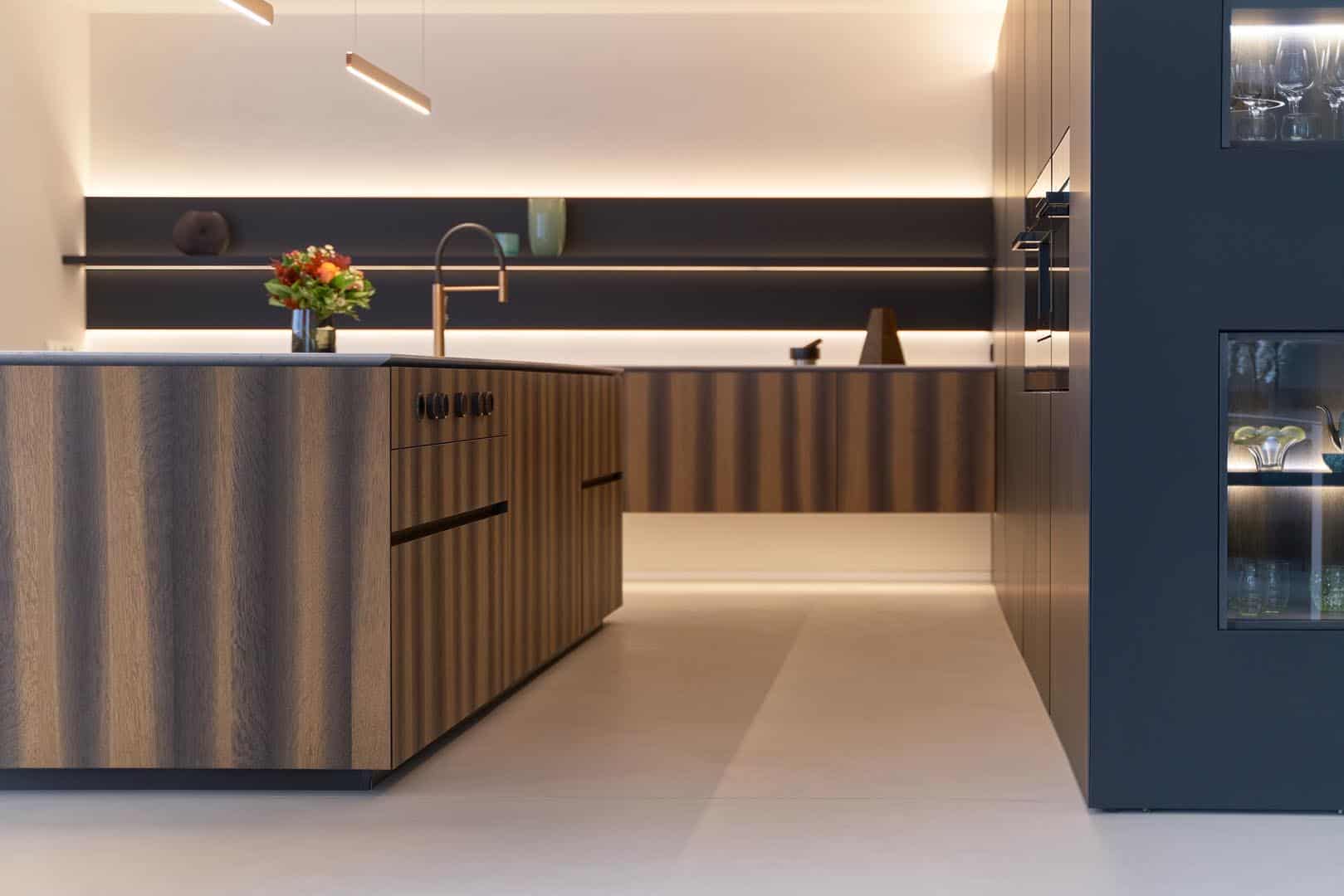 Moderne Küche mit Insel und Beleuchtung