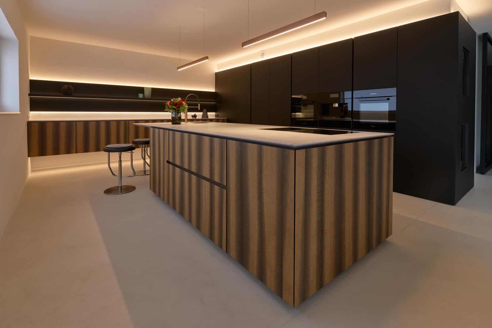 Moderne Küche mit Holzinsel und Beleuchtung