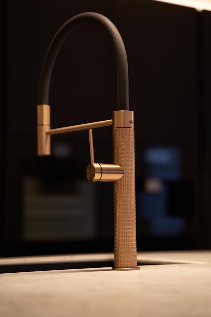 Moderne goldene Küchenarmatur im minimalistischen Design.