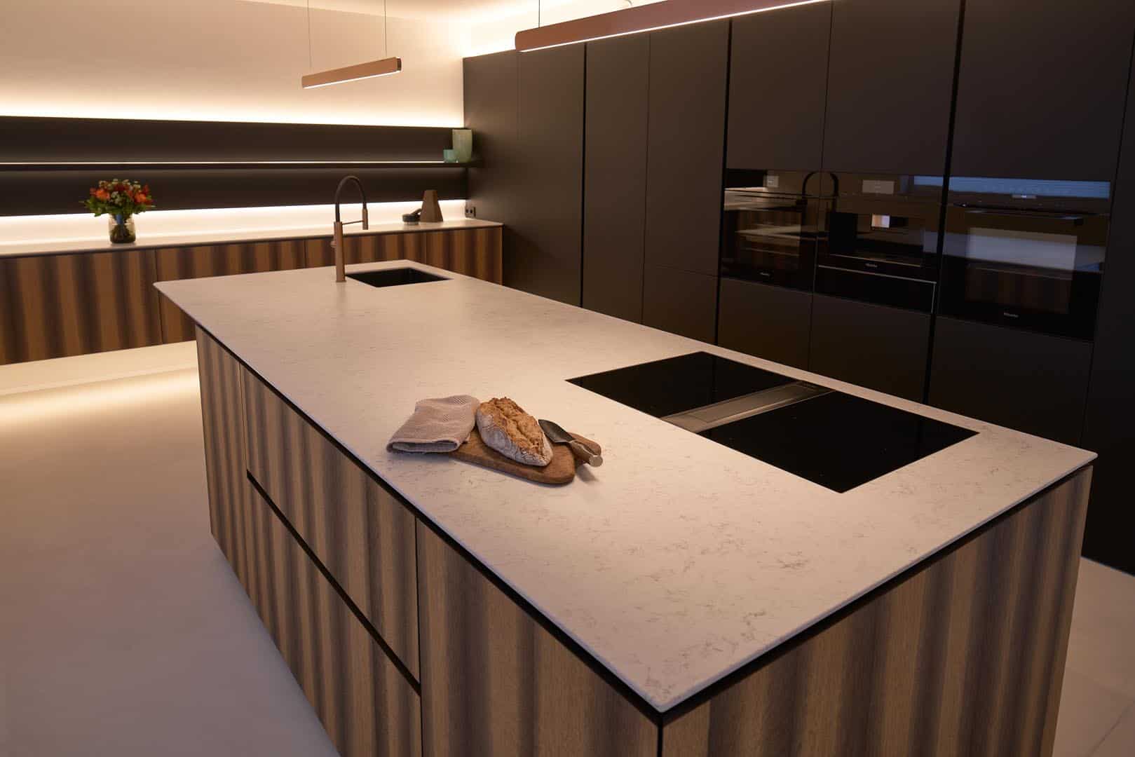Moderne Küche mit Insel und Brot auf Brett