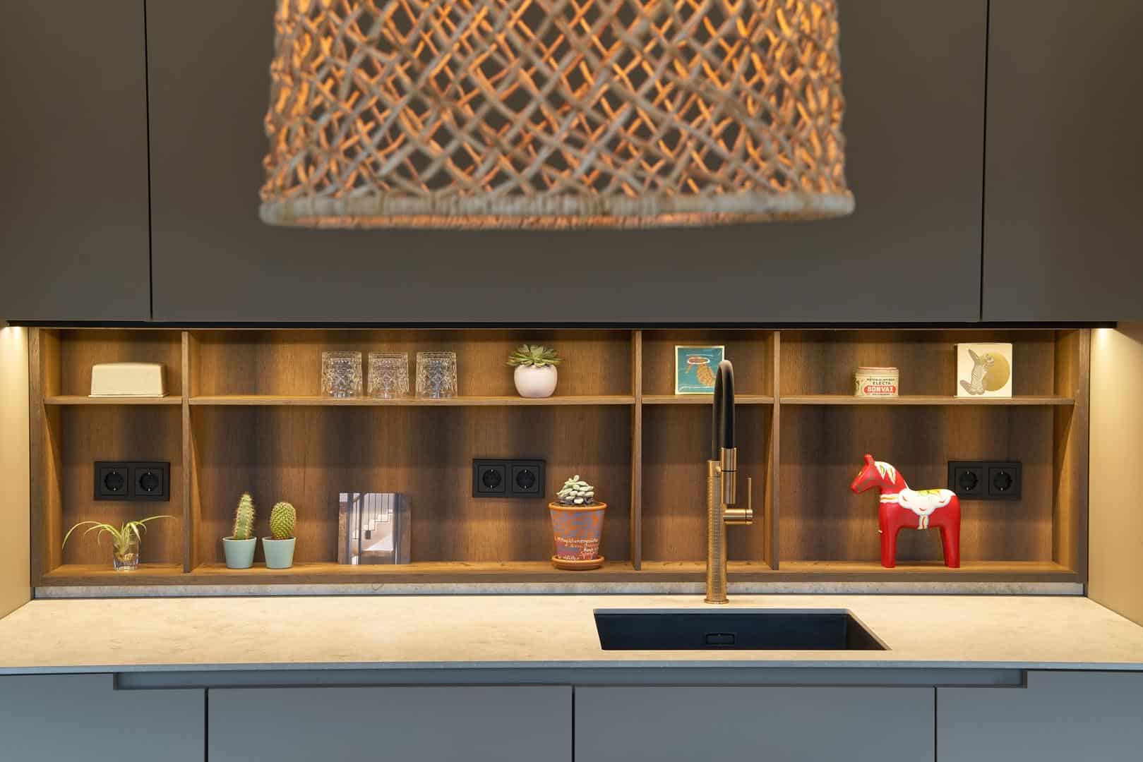 Moderne Küchentheke mit Deko und Spüle