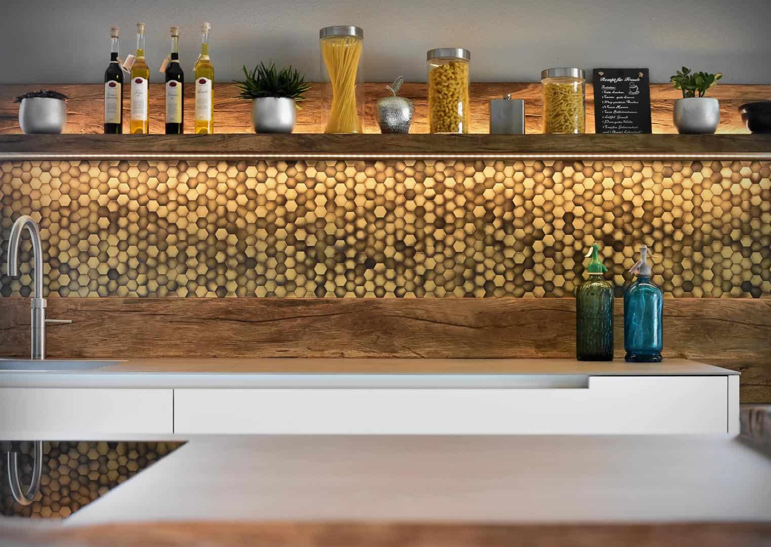 Moderne Küche mit hölzerner Arbeitsplatte und Regalen.