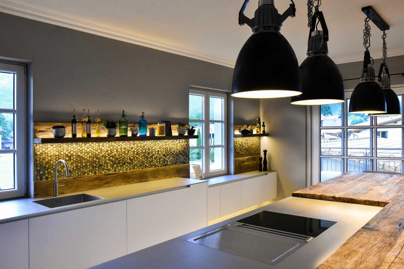 Moderne Küche mit Holz- und Steinakzenten