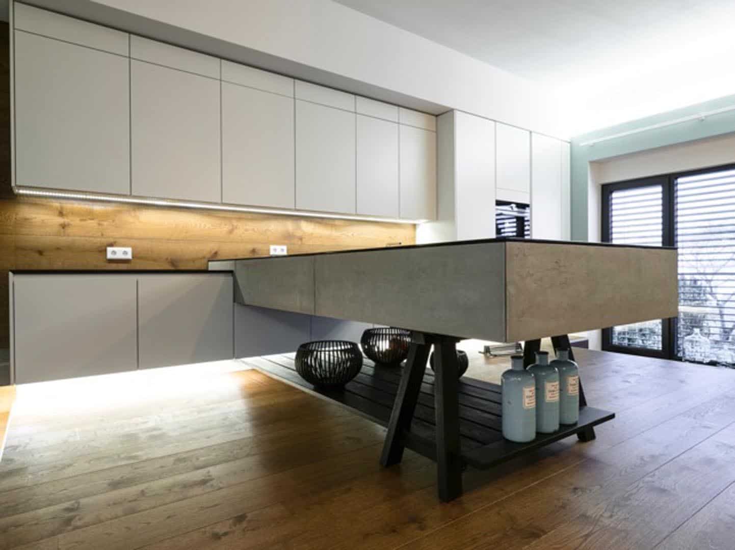 Moderne Küche mit minimalistischem Design und Holzfußboden.