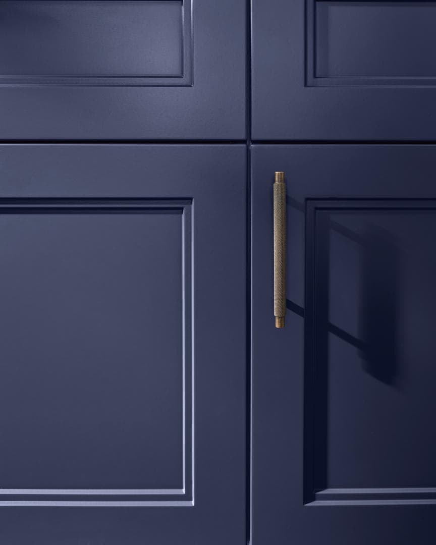 Dunkelblaue Küchenschranktüren mit goldenen Griffen