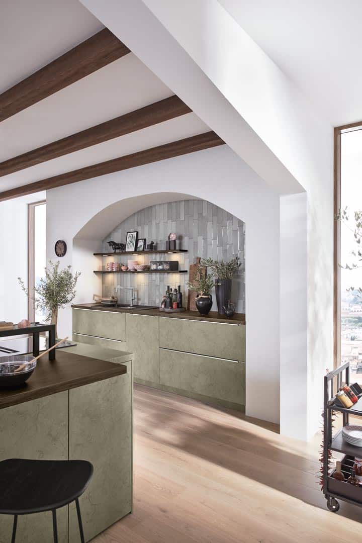 Moderne Küche mit Holzdetails und Pflanzen
