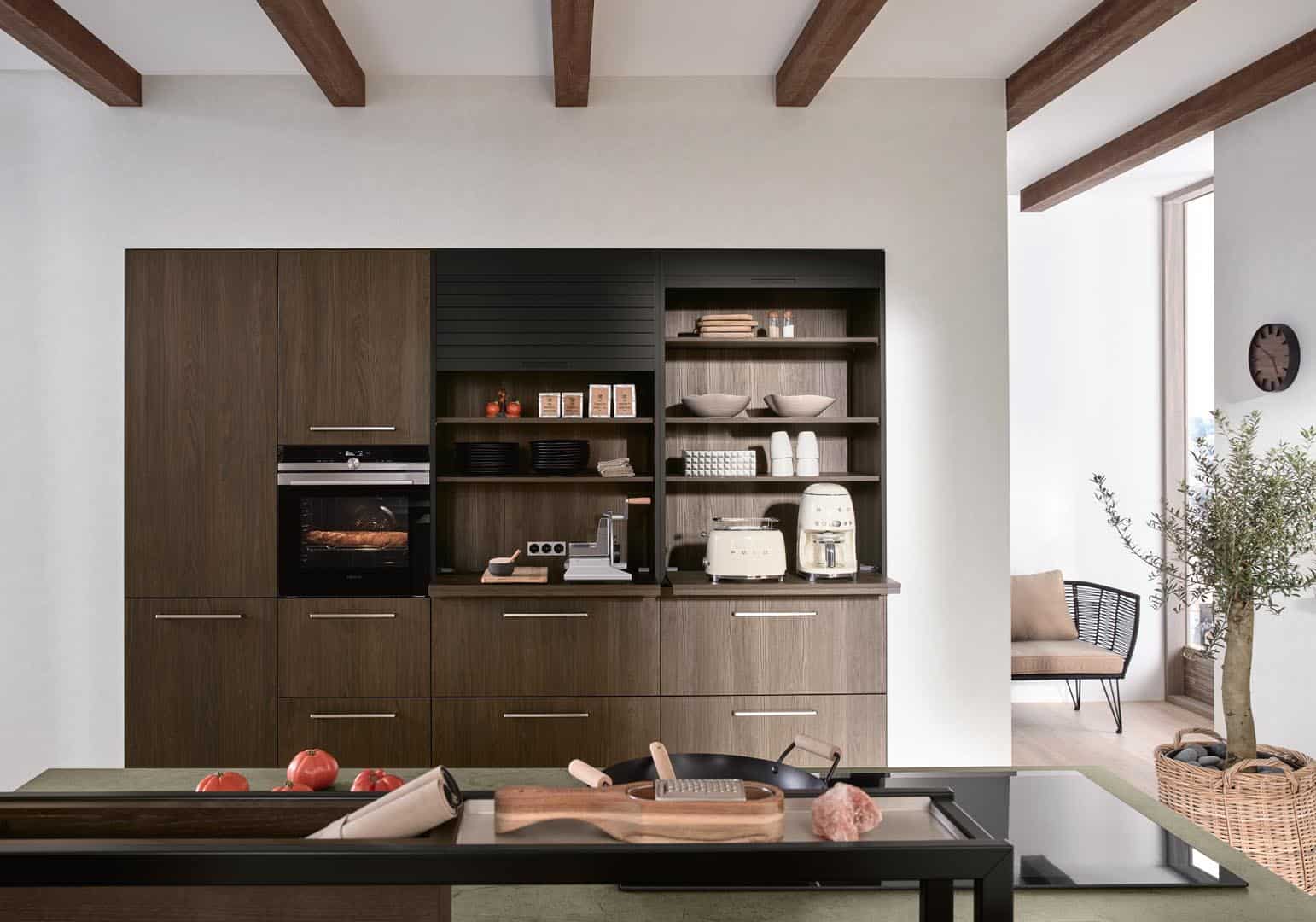 Moderne Küche mit Holzschränken und Geräten