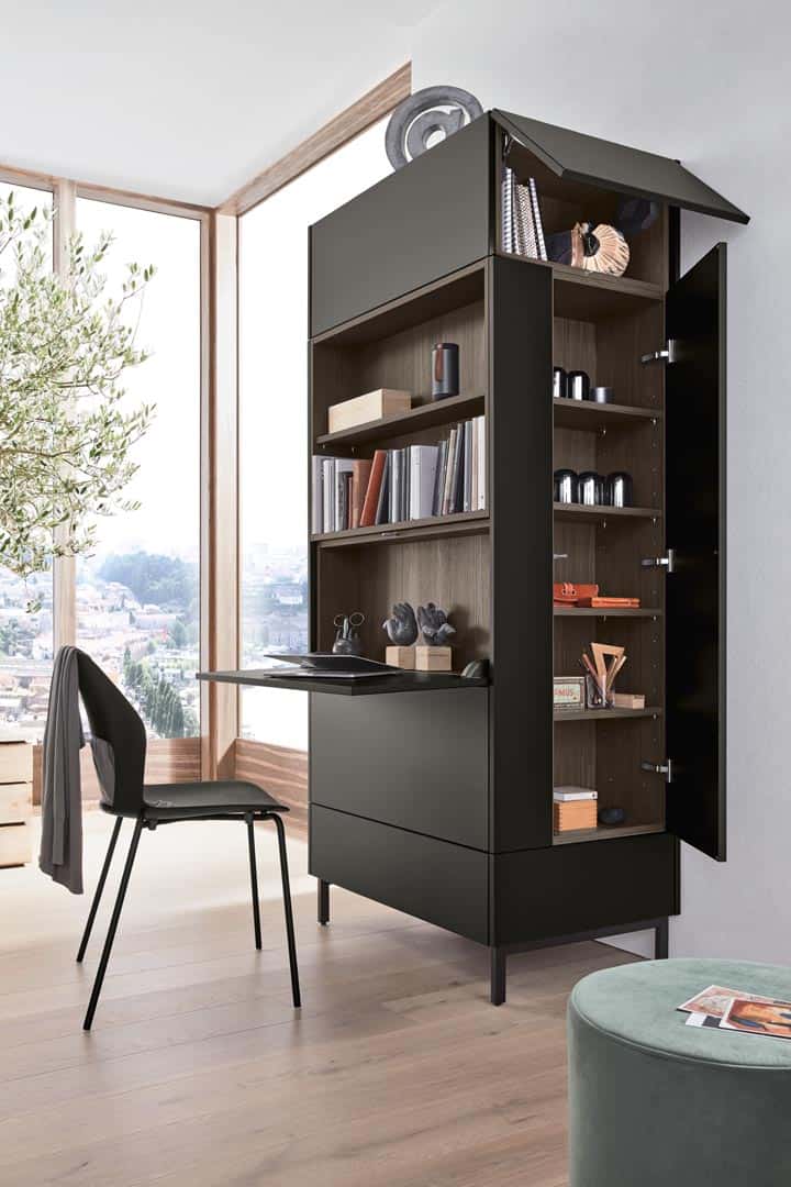 Eleganter schwarzer Arbeitsbereich mit Bücherregal.