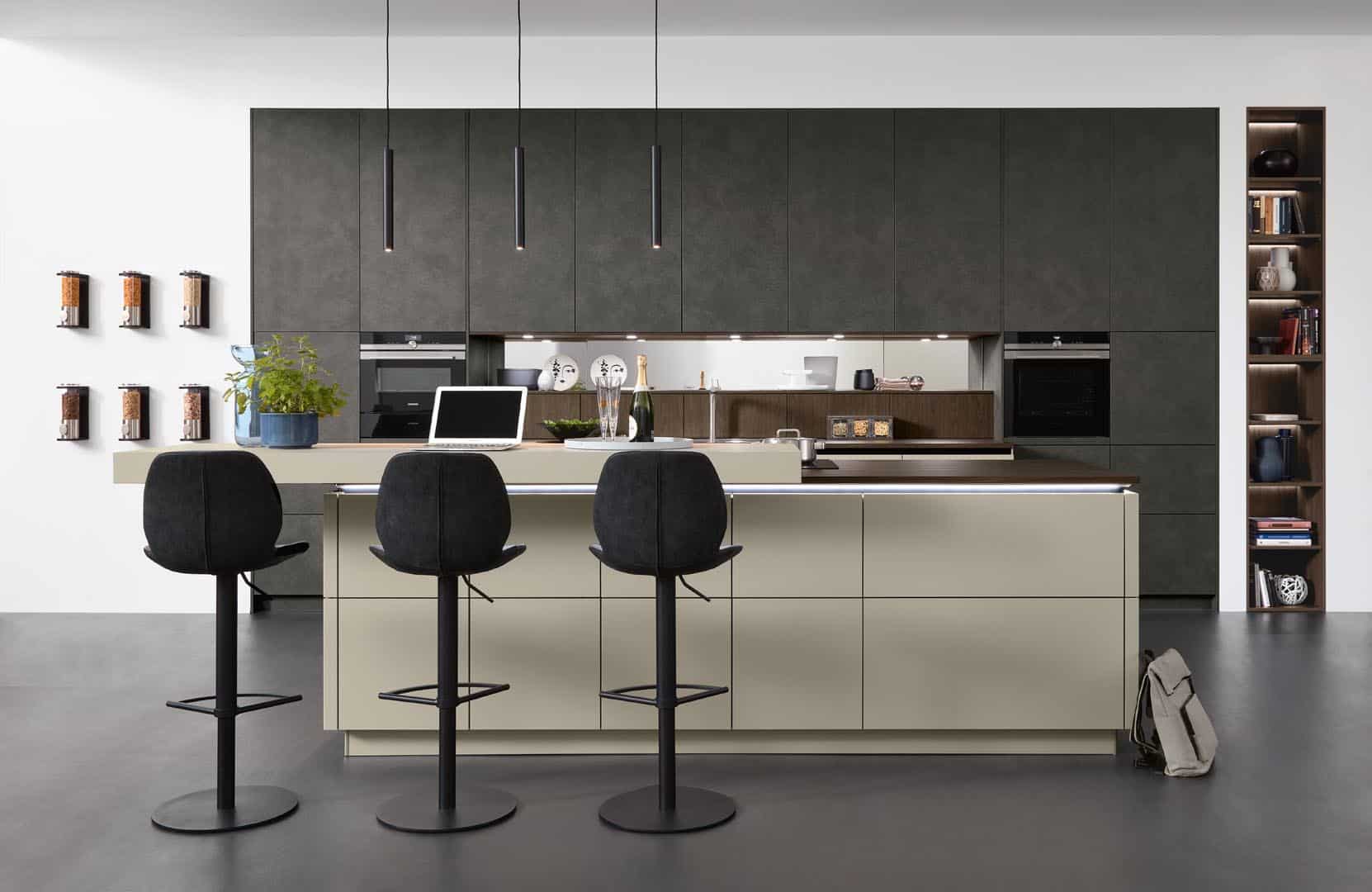 Moderne Küche mit Bartresen und Hockern