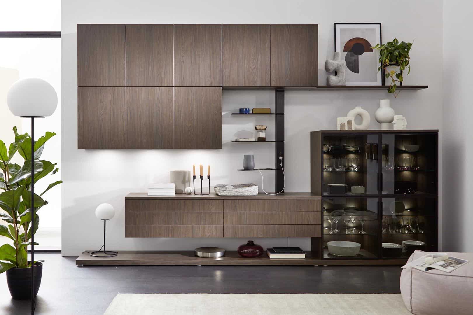Moderne Wohnzimmermöbel mit Pflanzen und Dekorationen