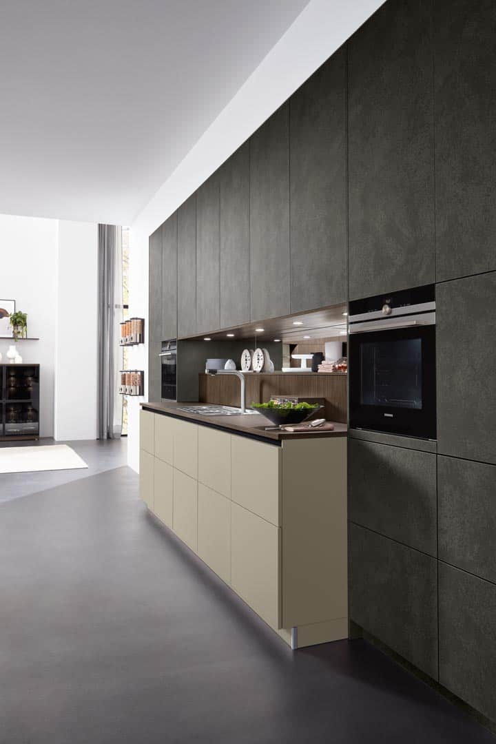 Moderne Küche mit minimalistischem Design und Gerätewand.