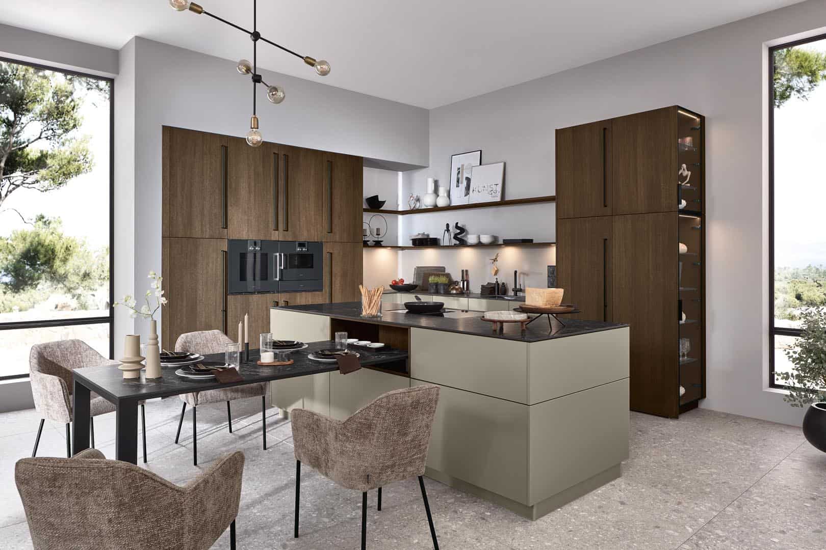 Moderne Küche mit Esstisch und Holzschränken