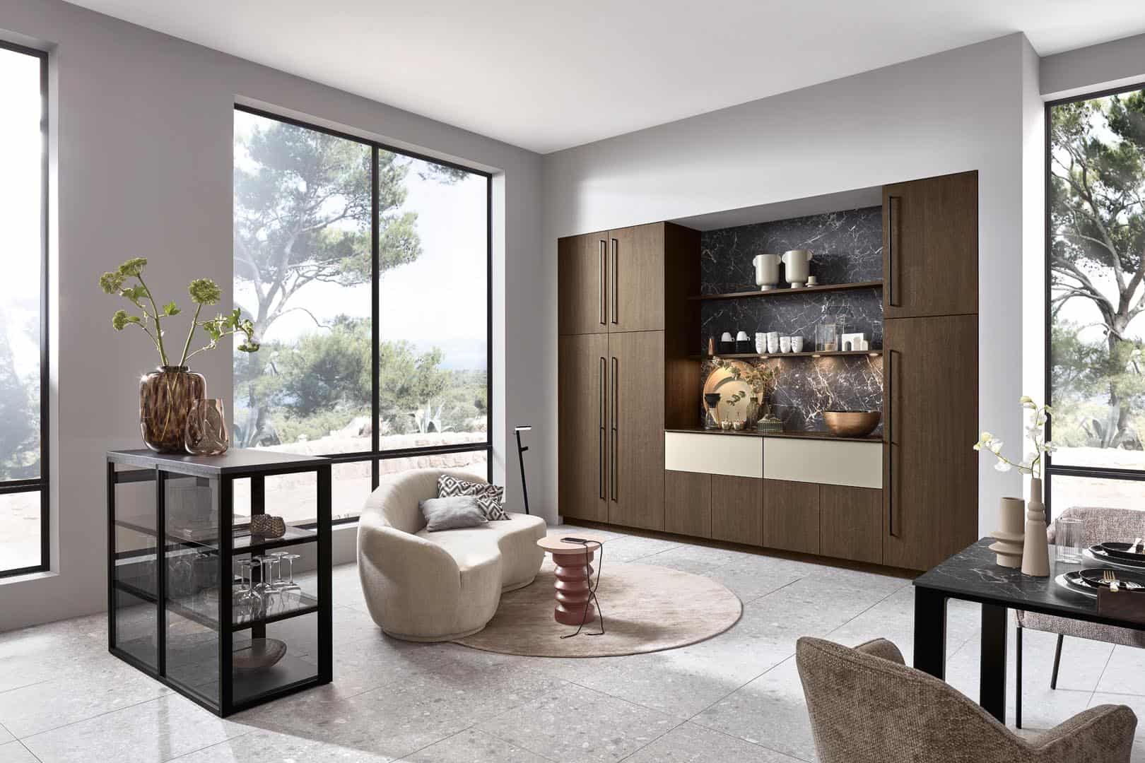 Modernes Wohnzimmer mit stilvollem Interieur und Fenstern