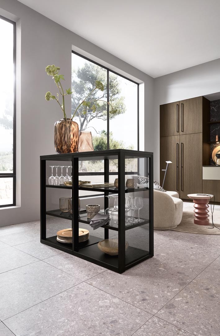 Modernes Wohnzimmer mit Glastisch und Dekoration.