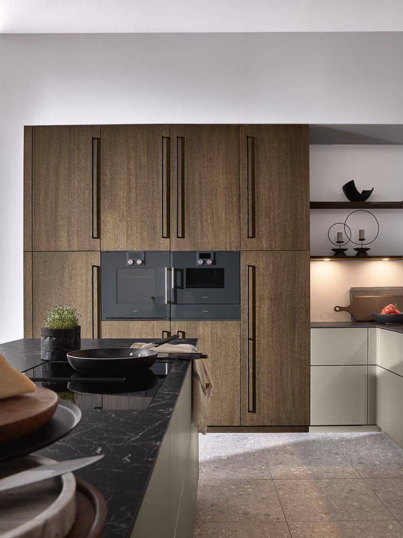 Moderne Küche mit Holzschränken und Kochinsel