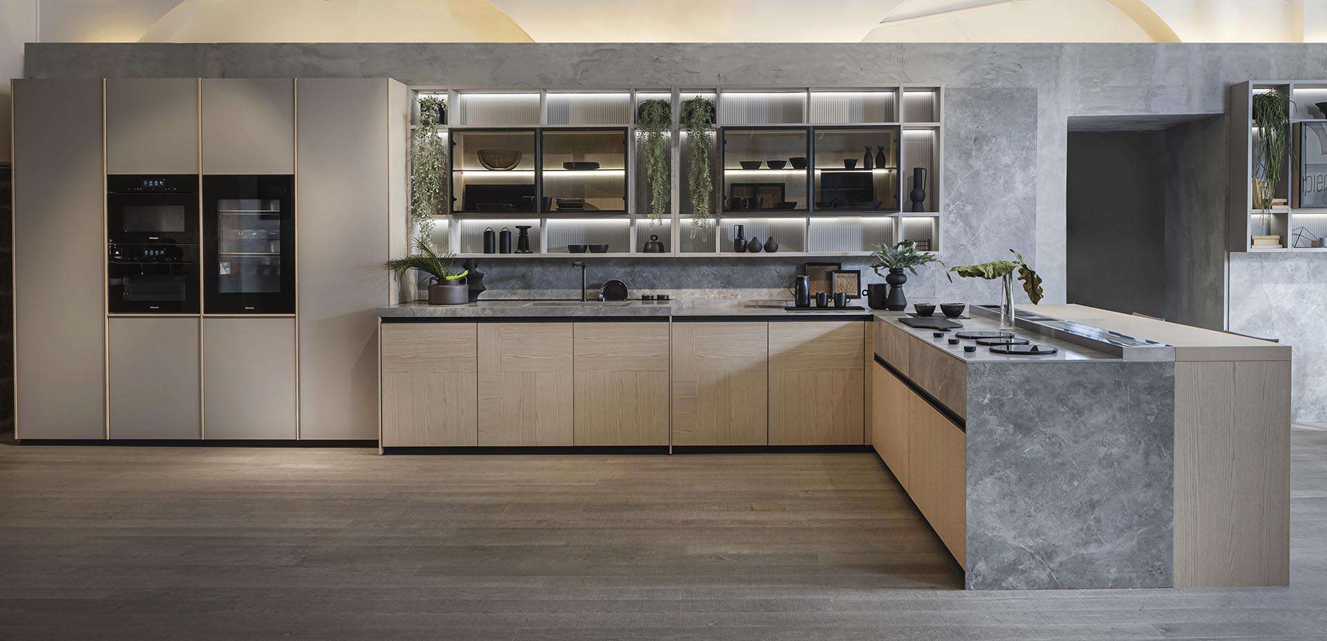 Moderne Küche mit Holz- und grauen Marmorelementen