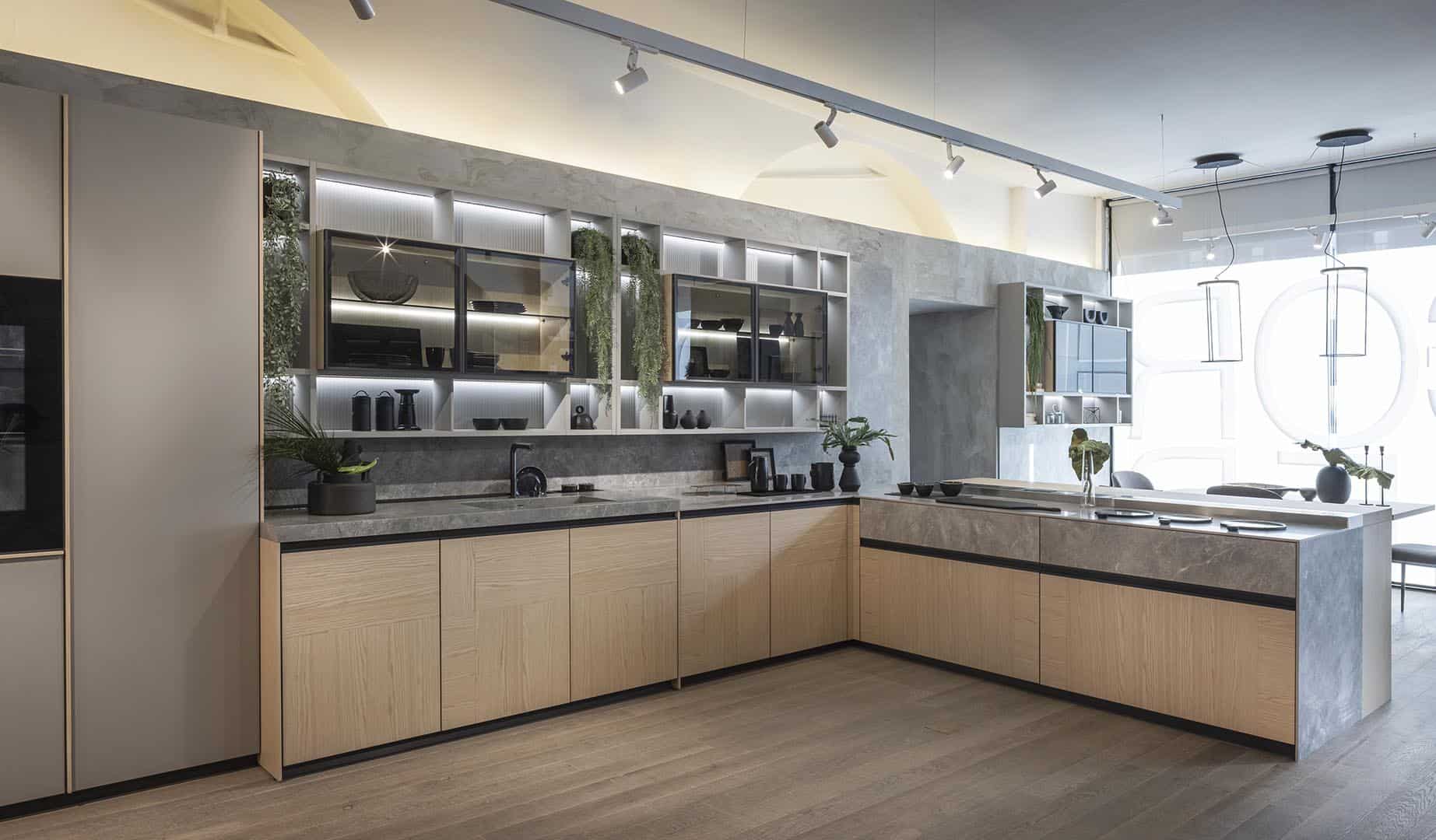Moderne Küche mit Holz- und Steindetails, stilvoll eingerichtet.
