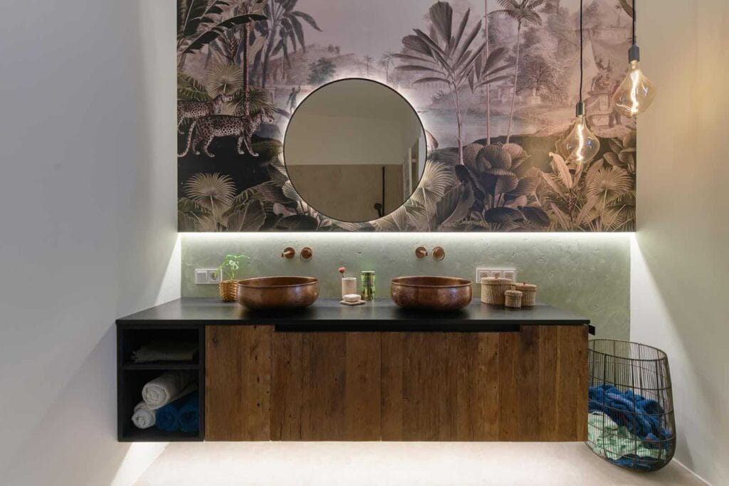 Modernes Badezimmer mit Holzelementen und runder Spiegelwand