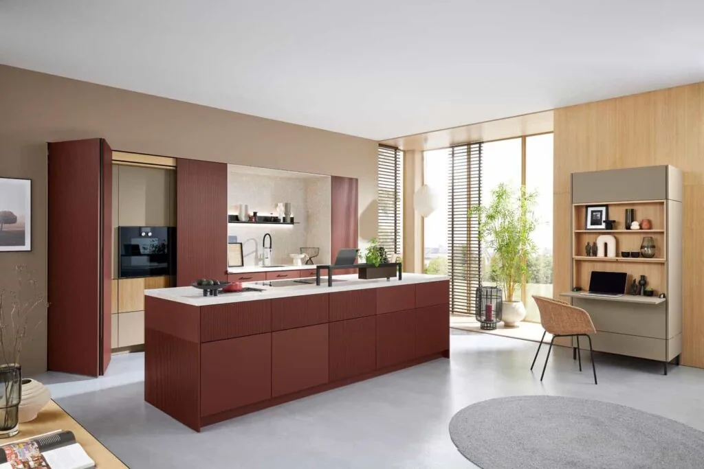 Moderne Küche mit Insel und Schreibtisch