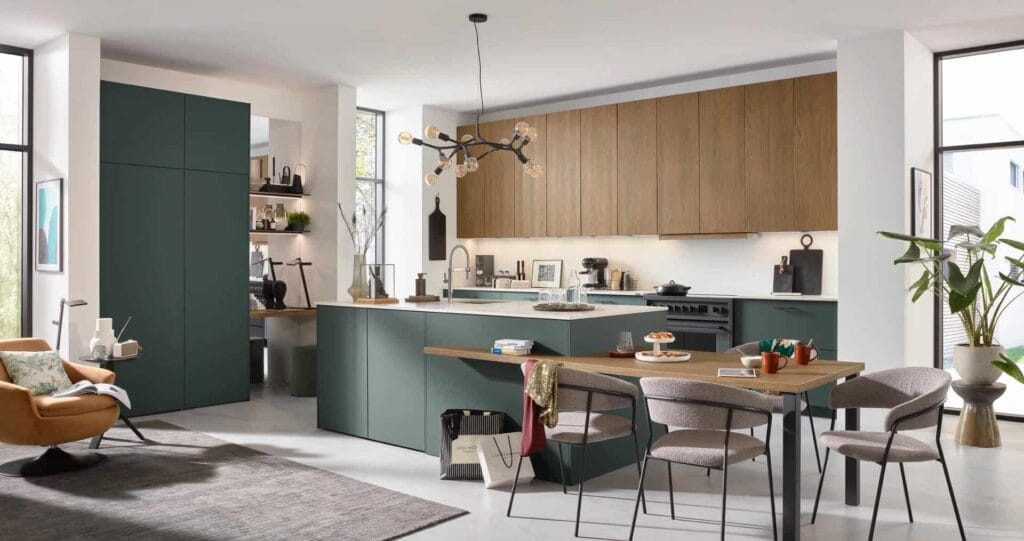 Moderne Küche mit Holz- und grünen Schränken.