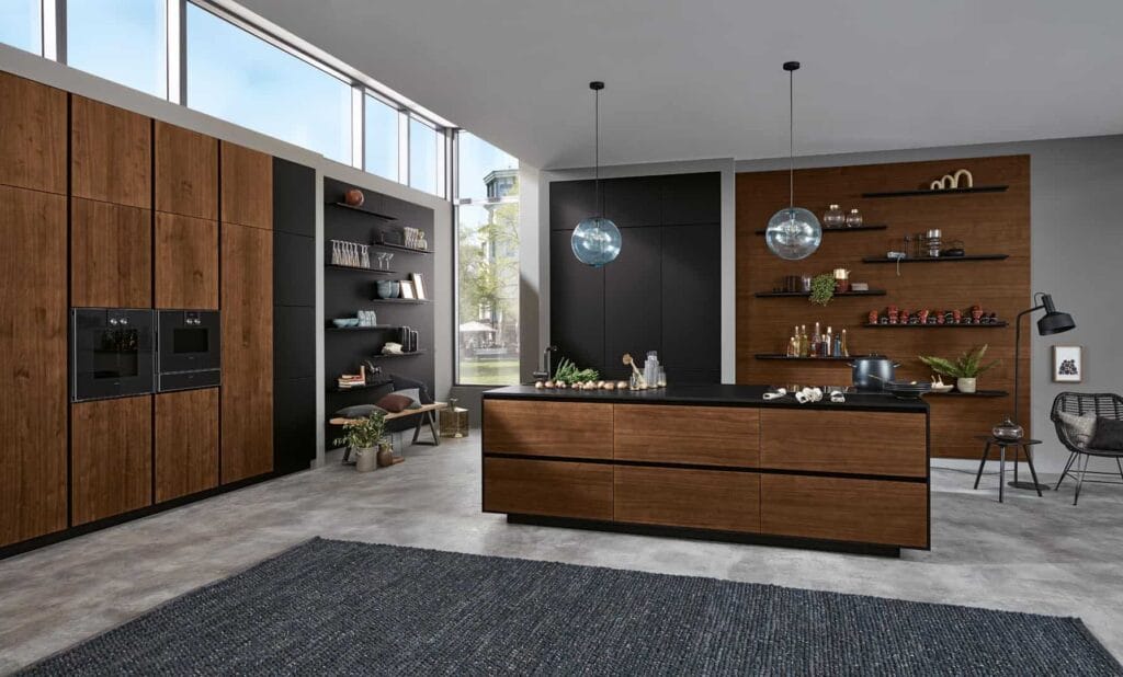 Moderne Küche mit Holzmöbeln und Hängelampen