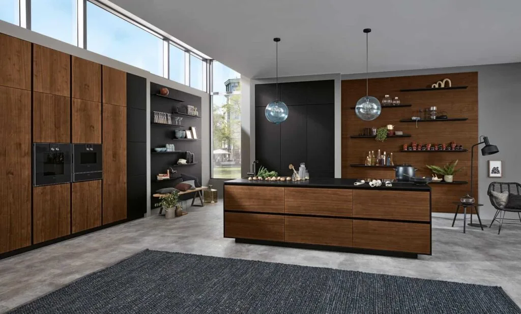 Moderne Küche mit Holzmöbeln und Hängelampen