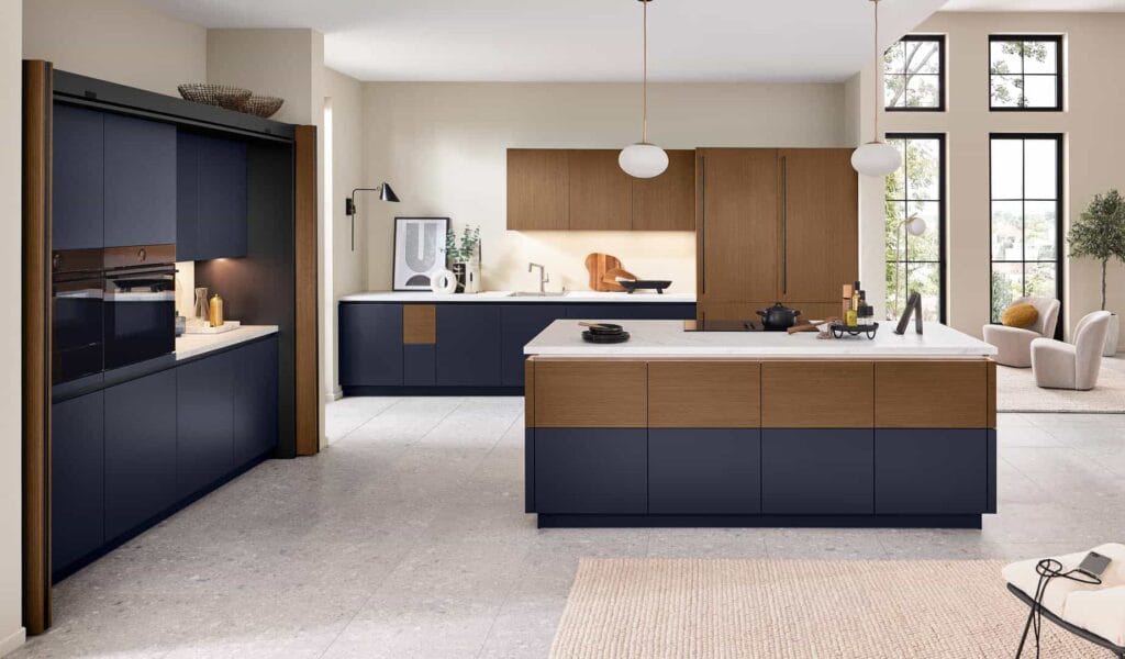 Moderne Küche mit Holz- und dunklen Schränken