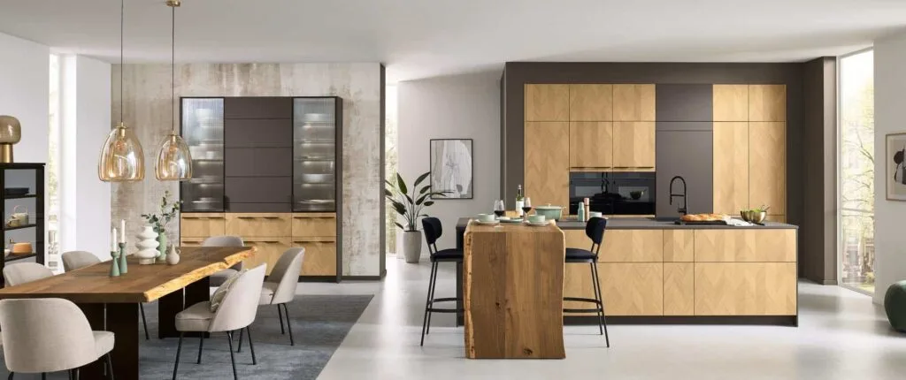 Moderne Küche mit Holzmöbeln und Essbereich.