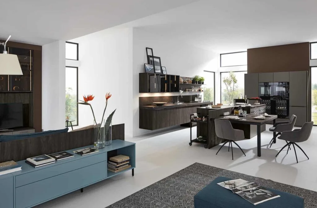 Moderne Küche mit Essbereich und Dekorationen