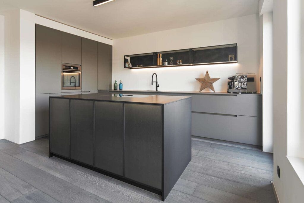 Moderne graue Küche mit Insel und Geräten.