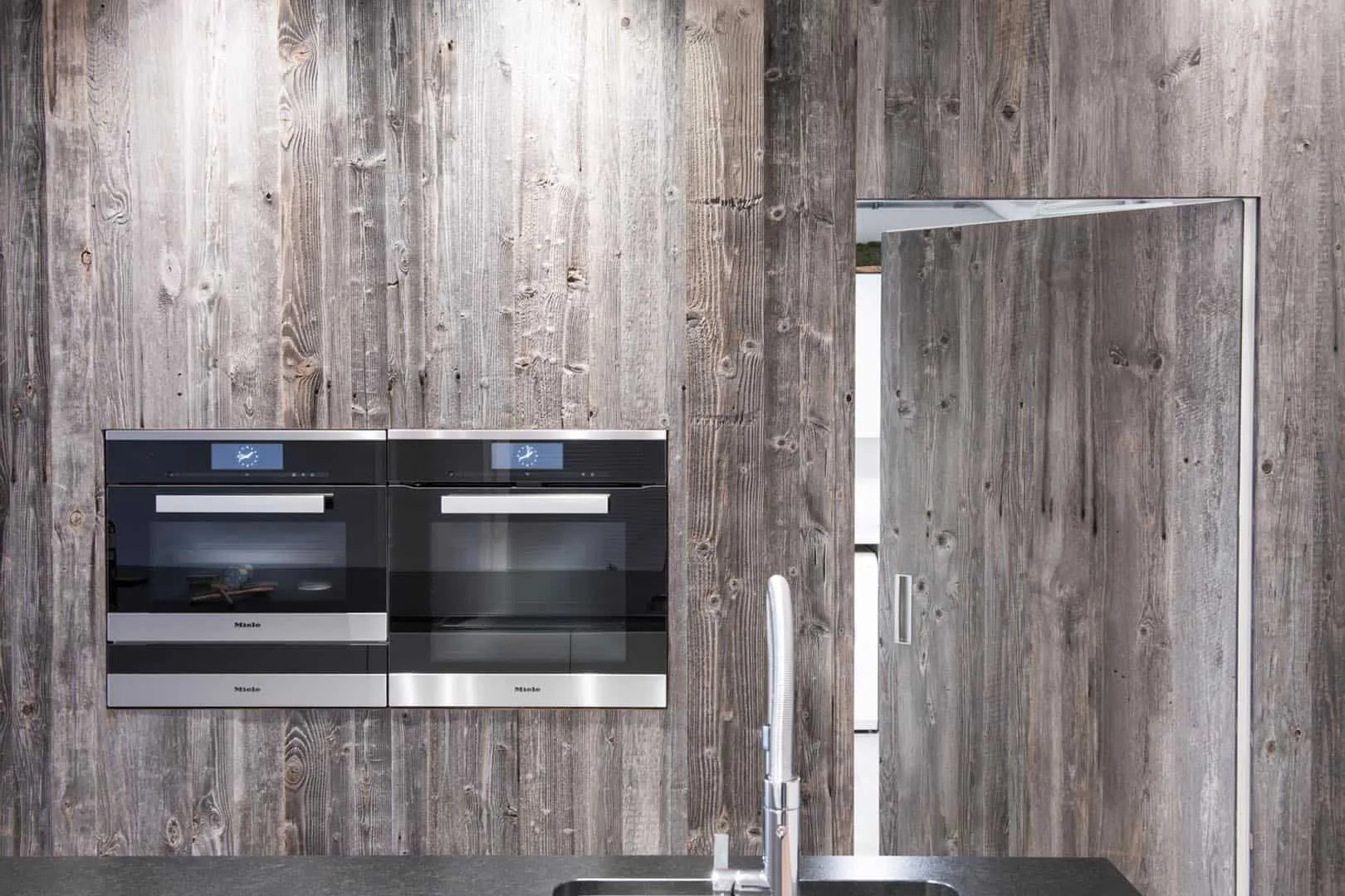 Moderne Küchenschränke mit eingebautem Ofen