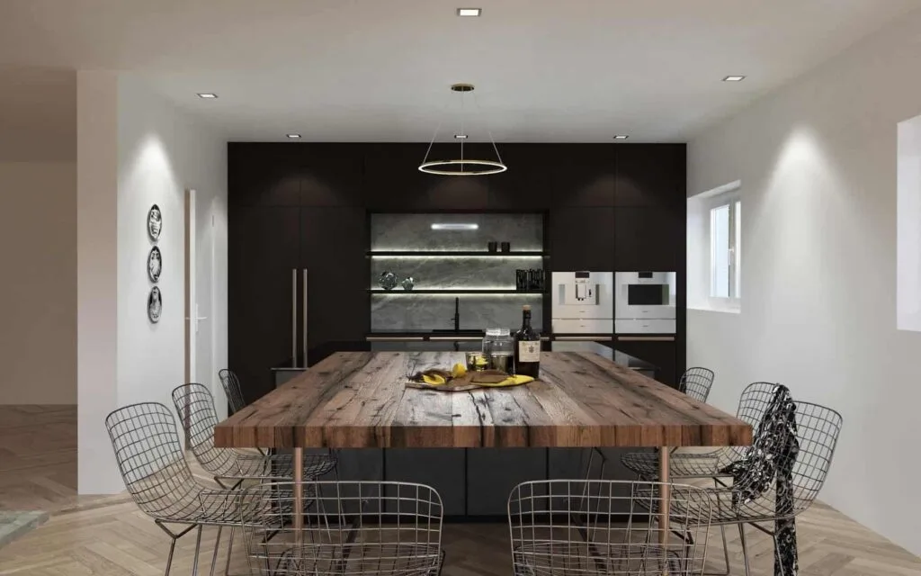Moderne Küche mit Holztisch und Metallstühlen