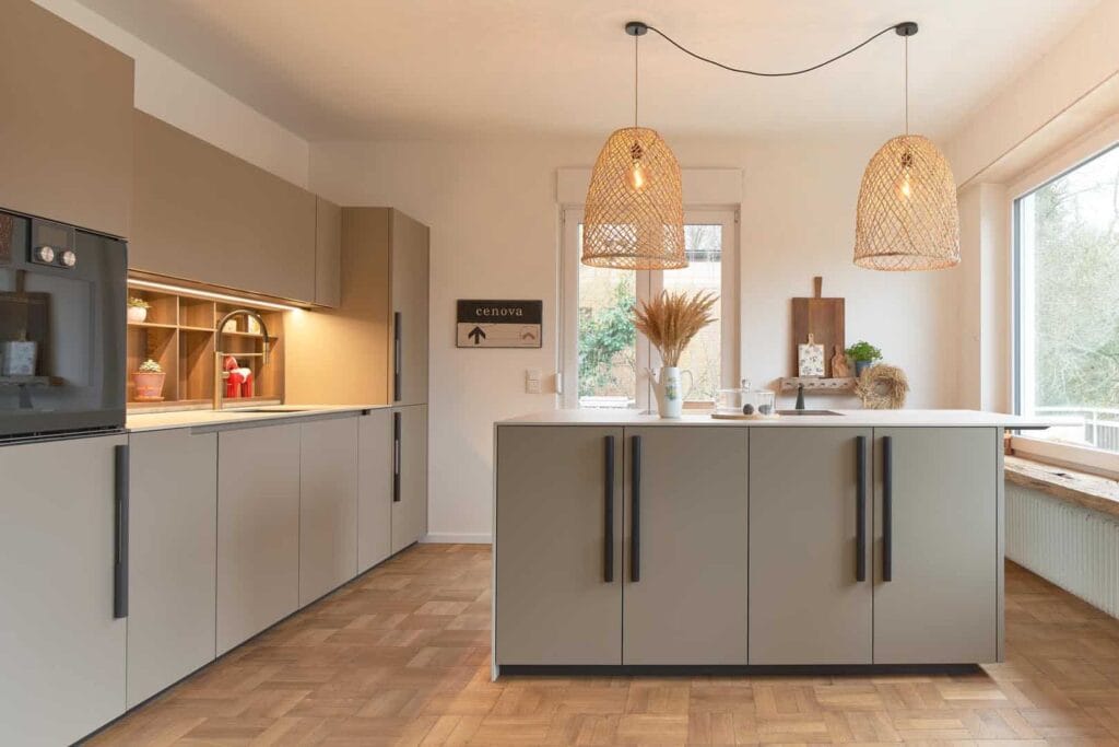 Moderne Küche mit Holzdekor und großen Fenstern