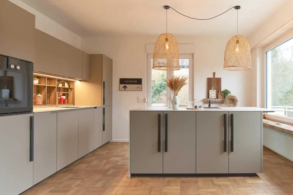 Moderne Küche mit Holzdekor und großen Fenstern