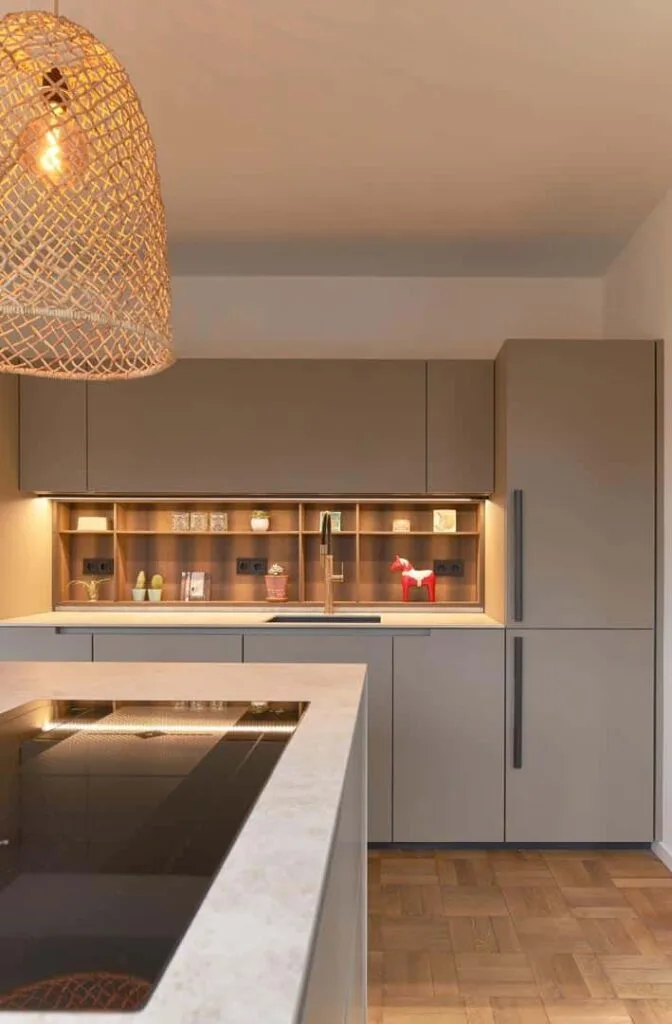 Moderne Küche mit Kochinsel und Hängelampe.