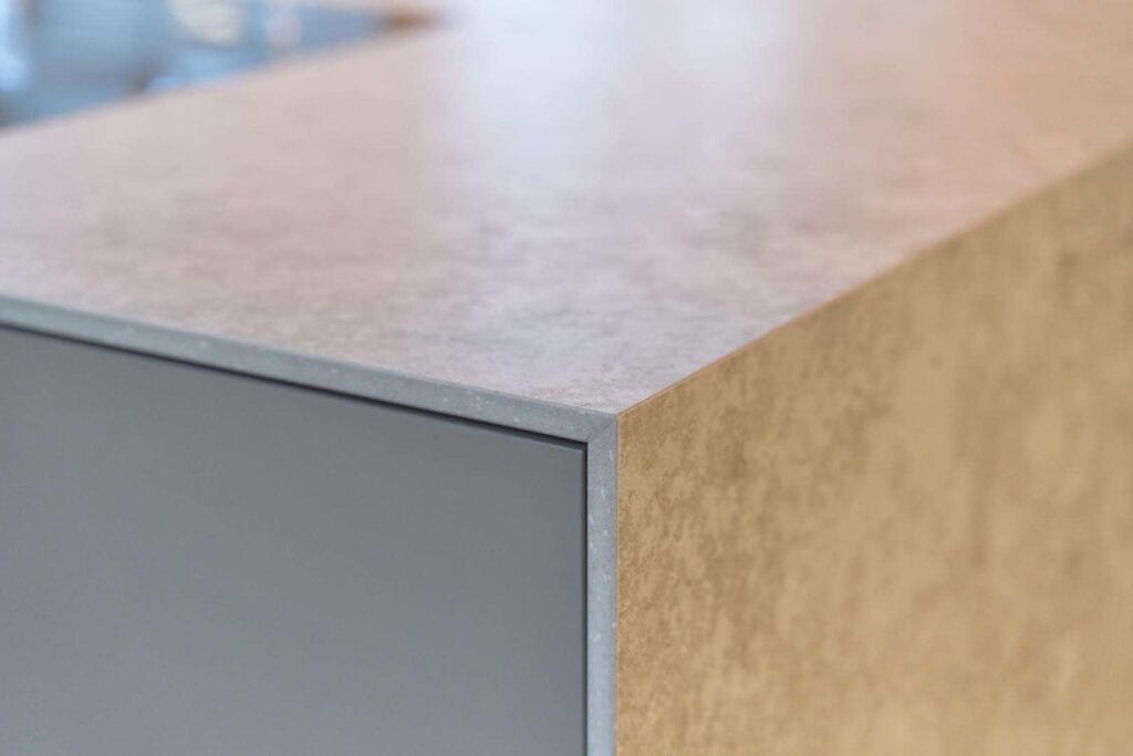 Eckige Tischplatte aus Holz und Metall